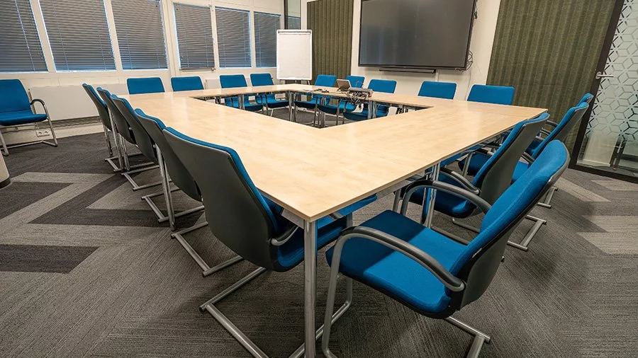  Dizájn és kényelem a tárgyalóteremben: Hogyan válasszuk ki a tökéletes székeket